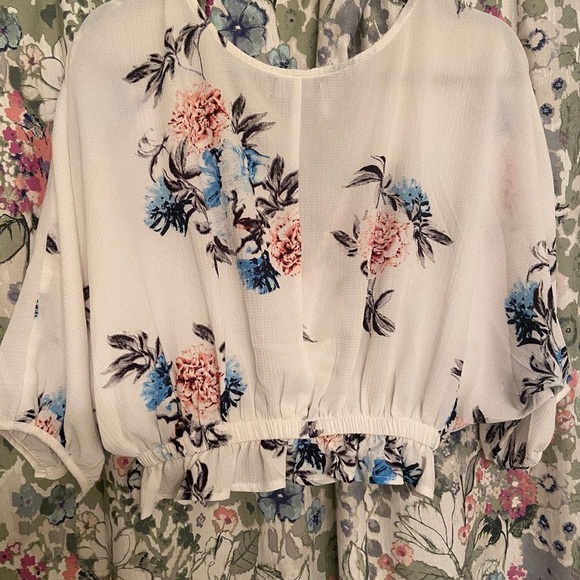 Showpo Floral Cropped Blouse - Picture 5 of 5